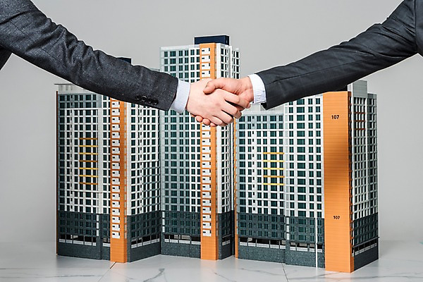 포토 JPG 스튜디오촬영 손 남자 건축 40대 회색배경 부동산 악수 아파트 주택 실내 건물 신체부위 30대 한국인 재산 이사 투자 건축모형 개발 분양 아파트분양 국내포토 건축물 중년 백그라운드 비즈니스 사람 동양인 손짓 내부 장년 금융 모형 회색 파일형식