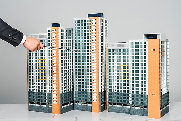 포토 JPG 스튜디오촬영 손 남자 건축 회색배경 부동산 아파트 주택 실내 들기 건물 신체부위 30대 한국인 재산 이사 투자 지시봉 건축모형 개발 분양 아파트분양 국내포토 건축물 백그라운드 비즈니스 모션 사람 동양인 내부 장년 금융 모형 회색 파일형식