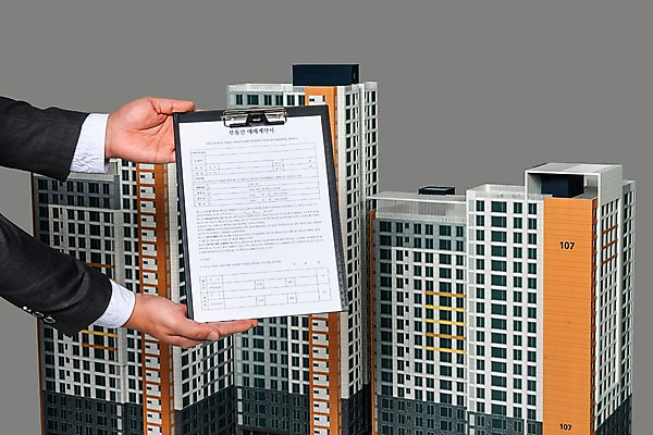 포토 JPG 스튜디오촬영 손 남자 건축 회색배경 부동산 아파트 주택 실내 들기 건물 신체부위 30대 한국인 재산 이사 투자 건축모형 부동산매매 계약서 개발 분양 아파트분양 국내포토 건축물 백그라운드 비즈니스 모션 사람 동양인 내부 장년 금융 모형 회색 파일형식