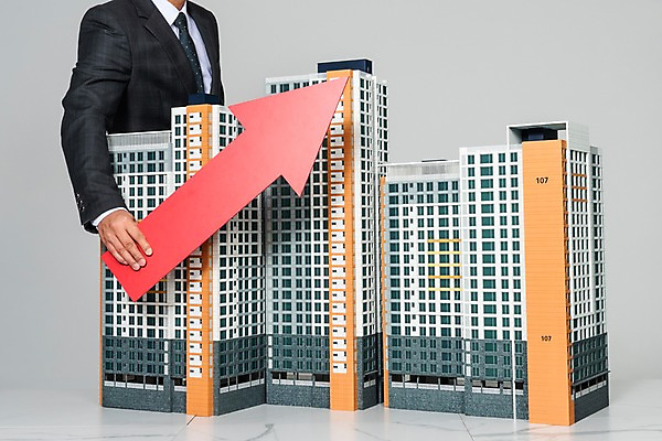 포토 JPG 스튜디오촬영 남자 건축 화살표 회색배경 부동산 아파트 주택 실내 한명 들기 상반신 성인 건물 옆모습 30대 한국인 비즈니스맨 재산 이사 투자 상승 건축모형 개발 분양 아파트분양 주가상승 성인남자한명만 국내포토 1 건축물 뷰포인트 백그라운드 컨셉 비즈니스 모션 사람 동양인 내부 장년 금융 모형 회색 직장인 주식 남자한명만 성인남자만 파일형식