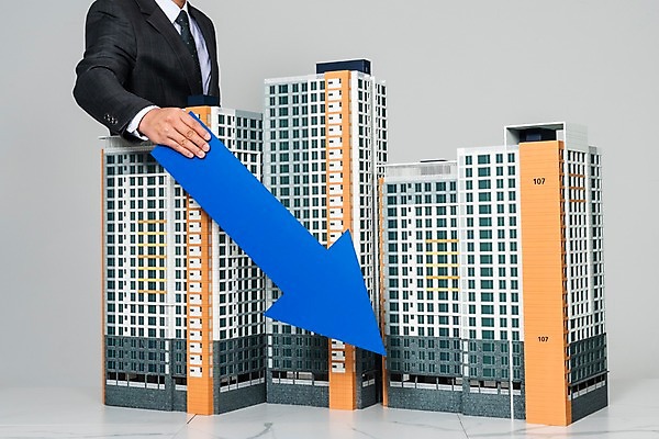 포토 JPG 스튜디오촬영 남자 건축 화살표 회색배경 부동산 아파트 주택 실내 한명 들기 상반신 성인 건물 옆모습 30대 한국인 비즈니스맨 재산 이사 하락 투자 건축모형 개발 분양 아파트분양 주가하락 성인남자한명만 국내포토 1 건축물 뷰포인트 백그라운드 컨셉 비즈니스 모션 사람 동양인 내부 장년 금융 모형 회색 직장인 주식 남자한명만 성인남자만 파일형식