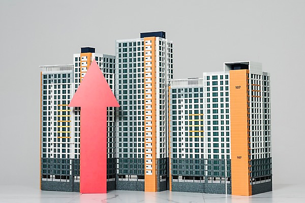 포토 JPG 스튜디오촬영 건축 화살표 회색배경 부동산 아파트 주택 실내 사람없음 건물 재산 이사 투자 상승 건축모형 개발 분양 아파트분양 주가상승 국내포토 건축물 백그라운드 컨셉 비즈니스 내부 금융 모형 회색 주식 파일형식