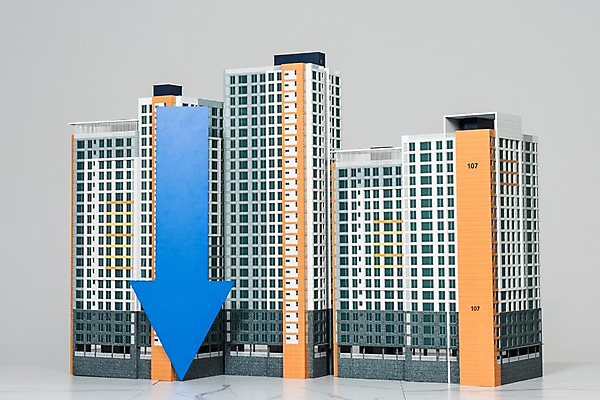 포토 JPG 스튜디오촬영 건축 화살표 회색배경 부동산 아파트 주택 실내 누끼 사람없음 건물 재산 이사 하락 투자 건축모형 개발 분양 아파트분양 주가하락 국내포토 건축물 백그라운드 컨셉 비즈니스 내부 금융 모형 회색 주식 파일형식