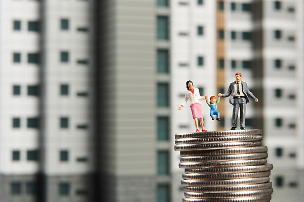 포토 JPG 스튜디오촬영 건축 가족 부동산 아파트 주택 실내 사람없음 건물 아웃포커스 부모 동전 미니어처 자녀 재산 이사 투자 건축모형 개발 분양 아파트분양 국내포토 건축물 돈 비즈니스 관계 촬영기법 내부 금융 모형 파일형식