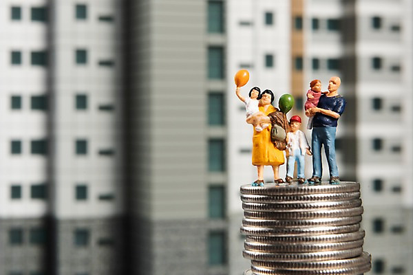 포토 JPG 스튜디오촬영 건축 가족 부동산 아파트 주택 실내 사람없음 건물 아웃포커스 부모 동전 미니어처 자녀 재산 이사 투자 건축모형 다자녀 개발 분양 아파트분양 국내포토 건축물 돈 비즈니스 관계 촬영기법 내부 금융 모형 파일형식