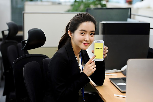 포토 JPG 여자 문화 비즈니스 실내 한명 미소 들기 사람 앉기 정장 상반신 20대 성인 옆모습 스마트폰 사무실 한국인 가리킴 비즈니스우먼 어플리케이션 스마트 보여주기 예약 카풀 성인여자한명만 카쉐어링 국내포토 1 옷 뷰포인트 컨셉 모션 표정 동양인 손짓 청년 내부 핸드폰 스마트기기 직장인 여자한명만 성인여자만 파일형식 공유경제