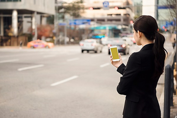 포토 JPG 주간 여자 문화 비즈니스 자동차 한명 서기 사람 정장 상반신 20대 성인 야외 뒷모습 아웃포커스 스마트폰 한국인 비즈니스우먼 기다림 버스정류장 어플리케이션 스마트 예약 카풀 창조경제 성인여자한명만 카쉐어링 국내포토 자연요소 1 옷 육상교통 뷰포인트 컨셉 모션 촬영기법 동양인 청년 경제 핸드폰 스마트기기 직장인 역 여자한명만 성인여자만 파일형식 공유경제
