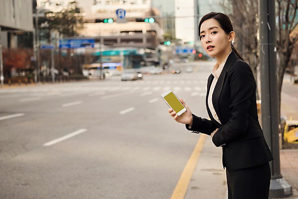 포토 JPG 주간 여자 문화 비즈니스 자동차 한명 들기 사람 정장 상반신 20대 성인 야외 옆모습 아웃포커스 스마트폰 한국인 비즈니스우먼 기다림 버스정류장 어플리케이션 스마트 예약 카풀 창조경제 성인여자한명만 카쉐어링 국내포토 자연요소 1 옷 육상교통 뷰포인트 컨셉 모션 촬영기법 동양인 청년 경제 핸드폰 스마트기기 직장인 역 여자한명만 성인여자만 파일형식 공유경제