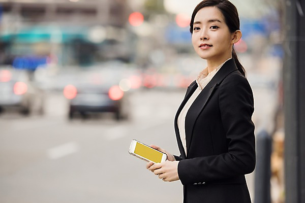포토 JPG 주간 여자 비즈니스 자동차 한명 서기 들기 사람 정장 상반신 20대 성인 야외 옆모습 아웃포커스 스마트폰 한국인 비즈니스우먼 기다림 어플리케이션 스마트 예약 카풀 창조경제 성인여자한명만 카쉐어링 국내포토 자연요소 1 옷 육상교통 뷰포인트 컨셉 모션 촬영기법 동양인 청년 경제 핸드폰 스마트기기 직장인 여자한명만 성인여자만 파일형식 공유경제