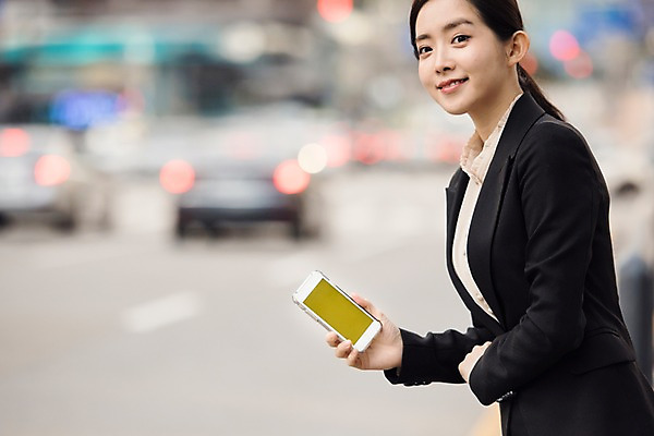 포토 JPG 주간 여자 비즈니스 자동차 한명 서기 미소 들기 사람 정장 상반신 20대 성인 야외 옆모습 아웃포커스 스마트폰 한국인 비즈니스우먼 기다림 버스정류장 어플리케이션 스마트 예약 카풀 창조경제 성인여자한명만 카쉐어링 국내포토 자연요소 1 옷 육상교통 뷰포인트 컨셉 모션 촬영기법 표정 동양인 청년 경제 핸드폰 스마트기기 직장인 역 여자한명만 성인여자만 파일형식 공유경제