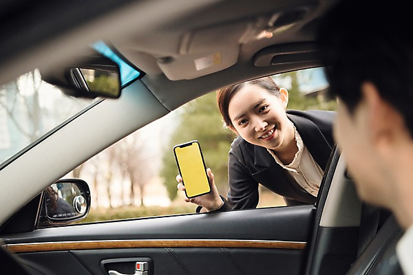 포토 JPG 주간 여자 남자 비즈니스 자동차 서기 미소 들기 사람 앉기 정장 상반신 20대 성인 야외 두명 아웃포커스 스마트폰 한국인 비즈니스맨 비즈니스우먼 기다림 어플리케이션 스마트 확인 서비스 보여주기 차안 카풀 창조경제 성인만 카쉐어링 국내포토 자연요소 옷 육상교통 컨셉 모션 촬영기법 표정 동양인 청년 경제 핸드폰 스마트기기 직장인 파일형식 공유경제