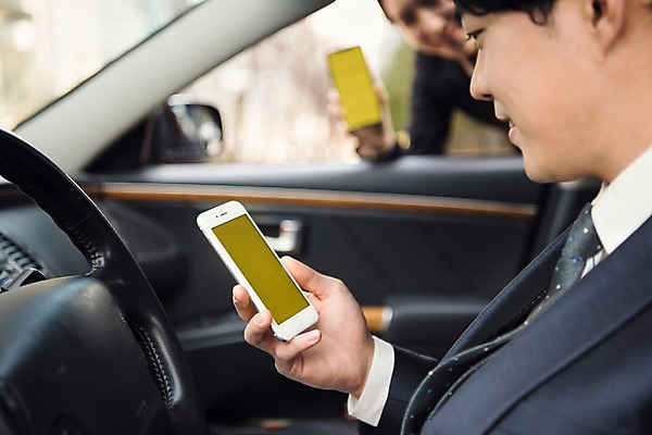 포토 JPG 주간 여자 남자 문화 자동차 서기 미소 들기 사람 앉기 상반신 20대 성인 야외 두명 아웃포커스 스마트폰 운전 한국인 비즈니스맨 비즈니스우먼 기다림 어플리케이션 스마트 확인 보여주기 차안 예약 카풀 창조경제 성인만 카쉐어링 국내포토 자연요소 육상교통 컨셉 비즈니스 모션 촬영기법 표정 동양인 청년 경제 핸드폰 스마트기기 직장인 파일형식 공유경제