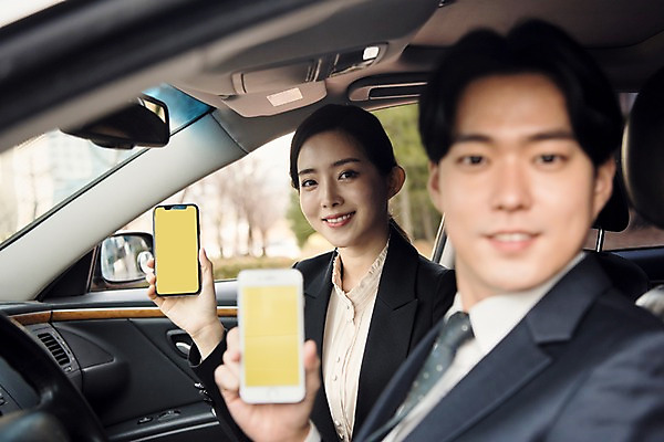 포토 JPG 주간 여자 남자 문화 비즈니스 자동차 미소 들기 사람 앉기 정장 상반신 20대 성인 야외 두명 아웃포커스 스마트폰 한국인 비즈니스맨 비즈니스우먼 어플리케이션 스마트 확인 보여주기 차안 예약 카풀 창조경제 성인만 카쉐어링 국내포토 자연요소 옷 육상교통 컨셉 모션 촬영기법 표정 동양인 청년 경제 핸드폰 스마트기기 직장인 파일형식 공유경제