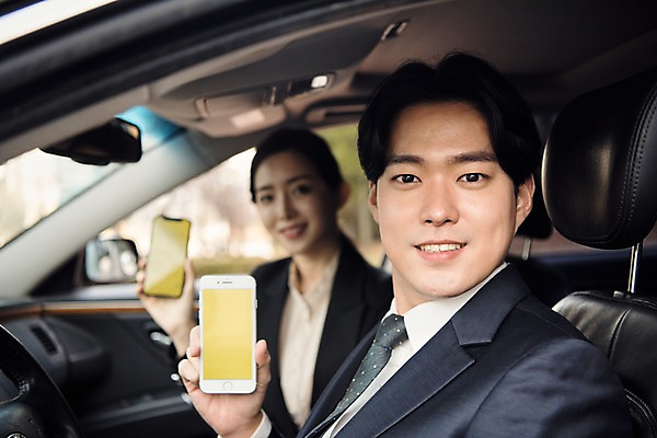 포토 JPG 주간 여자 남자 문화 비즈니스 자동차 미소 들기 사람 앉기 정장 상반신 20대 성인 야외 두명 아웃포커스 스마트폰 운전 한국인 인사 비즈니스맨 비즈니스우먼 기다림 어플리케이션 스마트 확인 보여주기 차안 예약 카풀 창조경제 성인만 카쉐어링 국내포토 자연요소 옷 육상교통 컨셉 모션 촬영기법 표정 동양인 청년 경제 핸드폰 스마트기기 예절 직장인 파일형식 공유경제
