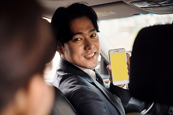 포토 JPG 주간 여자 남자 문화 비즈니스 자동차 미소 들기 사람 앉기 상반신 20대 성인 야외 두명 아웃포커스 스마트폰 한국인 비즈니스맨 비즈니스우먼 기다림 어플리케이션 스마트 확인 서비스 보여주기 차안 예약 카풀 창조경제 성인만 카쉐어링 국내포토 자연요소 육상교통 컨셉 모션 촬영기법 표정 동양인 청년 경제 핸드폰 스마트기기 직장인 파일형식 공유경제