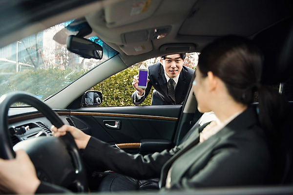 포토 JPG 주간 여자 남자 문화 자동차 서기 사람 앉기 정장 상반신 20대 성인 야외 두명 스마트폰 운전 한국인 비즈니스맨 비즈니스우먼 기다림 스마트 확인 서비스 보여주기 차안 예약 카풀 창조경제 성인만 카쉐어링 국내포토 자연요소 옷 육상교통 컨셉 비즈니스 모션 동양인 청년 경제 핸드폰 스마트기기 직장인 파일형식 공유경제