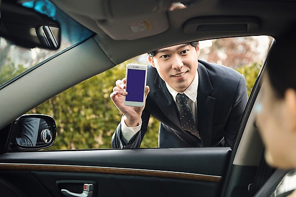 포토 JPG 주간 여자 남자 문화 자동차 서기 미소 들기 사람 앉기 상반신 20대 성인 야외 두명 아웃포커스 스마트폰 운전 한국인 비즈니스맨 비즈니스우먼 기다림 어플리케이션 스마트 확인 서비스 보여주기 차안 예약 카풀 창조경제 성인만 카쉐어링 국내포토 자연요소 육상교통 컨셉 비즈니스 모션 촬영기법 표정 동양인 청년 경제 핸드폰 스마트기기 직장인 파일형식 공유경제
