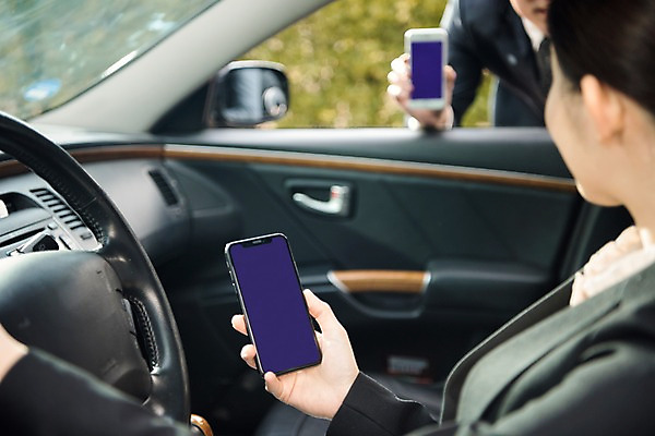 포토 JPG 주간 여자 남자 문화 자동차 서기 들기 사람 앉기 상반신 20대 성인 야외 두명 아웃포커스 스마트폰 운전 한국인 인사 비즈니스맨 비즈니스우먼 기다림 어플리케이션 스마트 확인 보여주기 차안 예약 카풀 성인만 카쉐어링 국내포토 자연요소 육상교통 컨셉 비즈니스 모션 촬영기법 동양인 청년 핸드폰 스마트기기 예절 직장인 파일형식 공유경제