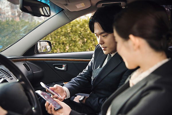 포토 JPG 주간 여자 남자 문화 비즈니스 자동차 들기 사람 앉기 정장 상반신 20대 성인 야외 두명 스마트폰 운전 한국인 비즈니스맨 비즈니스우먼 기다림 어플리케이션 스마트 확인 보여주기 차안 예약 카풀 창조경제 성인만 카쉐어링 국내포토 자연요소 옷 육상교통 컨셉 모션 동양인 청년 경제 핸드폰 스마트기기 직장인 파일형식 공유경제