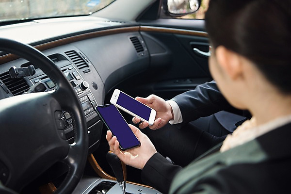 포토 JPG 주간 여자 남자 문화 비즈니스 자동차 들기 사람 앉기 정장 상반신 20대 성인 야외 두명 아웃포커스 스마트폰 운전 한국인 인사 비즈니스맨 비즈니스우먼 기다림 어플리케이션 스마트 확인 보여주기 차안 예약 카풀 성인만 카쉐어링 국내포토 자연요소 옷 육상교통 컨셉 모션 촬영기법 동양인 청년 핸드폰 스마트기기 예절 직장인 파일형식 공유경제