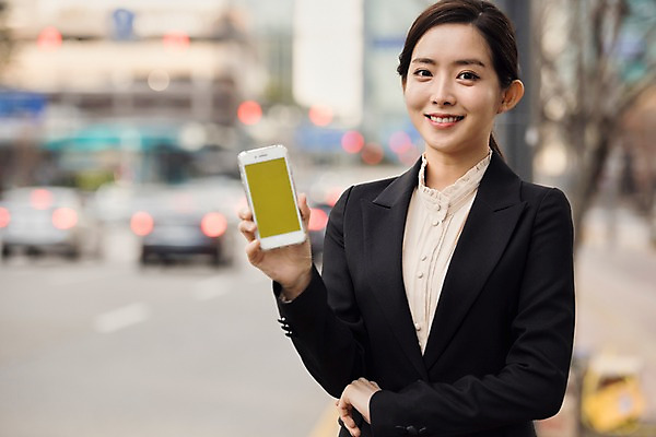 포토 JPG 주간 여자 비즈니스 한명 서기 미소 들기 사람 정장 상반신 20대 성인 야외 앞모습 아웃포커스 스마트폰 한국인 비즈니스우먼 버스정류장 어플리케이션 스마트 확인 예약 카풀 성인여자한명만 카쉐어링 국내포토 자연요소 1 옷 뷰포인트 컨셉 모션 촬영기법 표정 동양인 청년 핸드폰 스마트기기 직장인 역 여자한명만 성인여자만 파일형식 공유경제