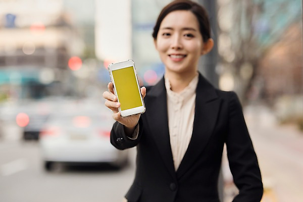 포토 JPG 주간 여자 비즈니스 한명 서기 미소 들기 사람 정장 상반신 20대 성인 야외 앞모습 아웃포커스 스마트폰 한국인 비즈니스우먼 버스정류장 어플리케이션 스마트 확인 예약 카풀 성인여자한명만 카쉐어링 국내포토 자연요소 1 옷 뷰포인트 컨셉 모션 촬영기법 표정 동양인 청년 핸드폰 스마트기기 직장인 역 여자한명만 성인여자만 파일형식 공유경제