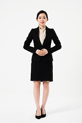 포토 JPG 스튜디오촬영 전신 편집 여자 비즈니스 실내 한명 서기 미소 누끼 사람 정장 20대 성인 앞모습 한국인 예절 인사 비즈니스우먼 흰배경 손모으기 정자세 성인여자한명만 국내포토 1 옷 뷰포인트 포즈 백그라운드 모션 표정 동양인 손짓 청년 내부 흰색 직장인 여자한명만 성인여자만 파일형식