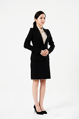 포토 JPG 스튜디오촬영 전신 여자 비즈니스 실내 한명 서기 누끼 사람 정장 20대 성인 옆모습 한국인 예절 인사 비즈니스우먼 흰배경 성인여자한명만 국내포토 1 옷 뷰포인트 백그라운드 모션 동양인 청년 내부 흰색 직장인 여자한명만 성인여자만 파일형식