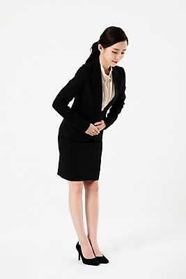 포토 JPG 스튜디오촬영 전신 여자 비즈니스 실내 한명 서기 누끼 사람 정장 20대 성인 옆모습 한국인 예절 인사 비즈니스우먼 흰배경 성인여자한명만 국내포토 1 옷 뷰포인트 백그라운드 모션 동양인 청년 내부 흰색 직장인 여자한명만 성인여자만 파일형식