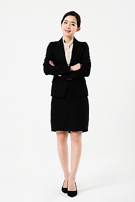 포토 JPG 스튜디오촬영 전신 여자 생각 비즈니스 실내 한명 서기 미소 누끼 사람 정장 20대 성인 앞모습 팔짱 한국인 비즈니스우먼 자신감 흰배경 긍정 성인여자한명만 국내포토 1 옷 감정 뷰포인트 백그라운드 컨셉 모션 표정 동양인 청년 내부 흰색 직장인 여자한명만 성인여자만 파일형식