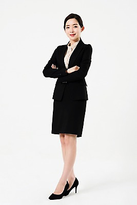 포토 JPG 스튜디오촬영 전신 여자 비즈니스 실내 한명 서기 미소 누끼 사람 정장 20대 성인 앞모습 팔짱 한국인 비즈니스우먼 자신감 흰배경 긍정 성인여자한명만 국내포토 1 옷 감정 뷰포인트 백그라운드 컨셉 모션 표정 동양인 청년 내부 흰색 직장인 여자한명만 성인여자만 파일형식