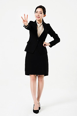 포토 JPG 스튜디오촬영 전신 손 여자 허리손 비즈니스 실내 3 한명 서기 미소 누끼 사람 정장 손짓 20대 성인 앞모습 비즈니스우먼 알림 흰배경 성인여자한명만 국내포토 1 옷 뷰포인트 포즈 백그라운드 모션 표정 청년 내부 신체부위 흰색 직장인 여자한명만 성인여자만 파일형식