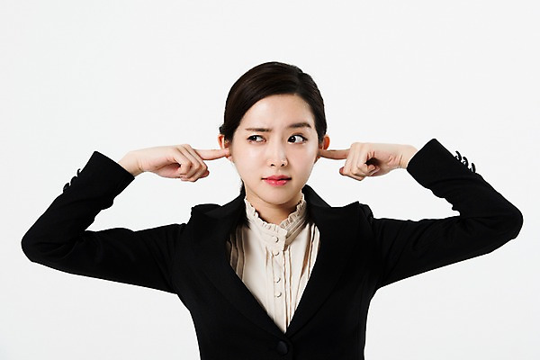 포토 JPG 여자 비즈니스 스튜디오 한명 서기 누끼 사람 정장 상반신 20대 성인 앞모습 한국인 비즈니스우먼 귀막기 흰배경 잔소리 귀찮음 성인여자한명만 국내포토 1 옷 뷰포인트 백그라운드 컨셉 모션 동양인 손짓 청년 흰색 직장인 여자한명만 성인여자만 파일형식