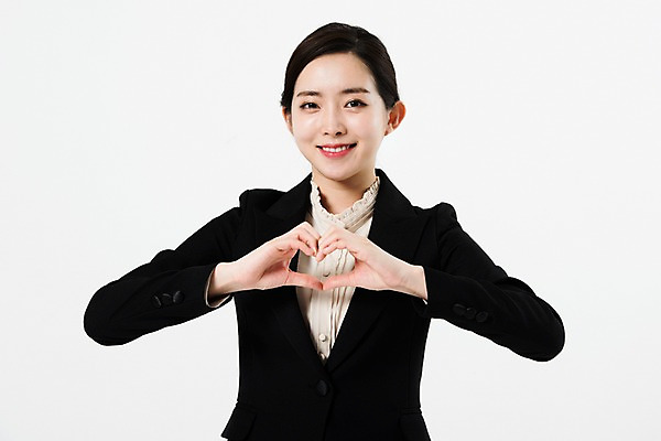 포토 JPG 스튜디오촬영 여자 비즈니스 사랑 한명 서기 미소 누끼 사람 정장 상반신 20대 성인 앞모습 한국인 비즈니스우먼 흰배경 손하트 애교 성인여자한명만 국내포토 1 옷 감정 뷰포인트 백그라운드 모션 실내 표정 동양인 손짓 청년 흰색 직장인 여자한명만 성인여자만 파일형식