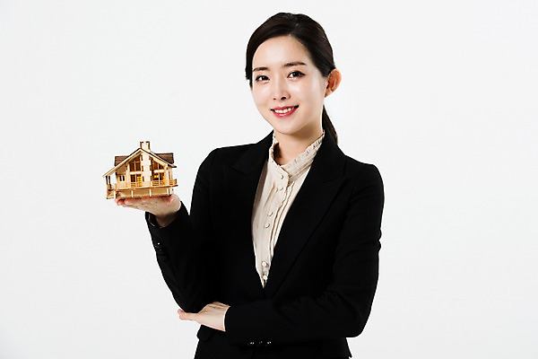 포토 JPG 스튜디오촬영 여자 비즈니스 부동산 주택 한명 서기 미소 들기 누끼 사람 정장 상반신 20대 성인 앞모습 금융 모형 한국인 비즈니스우먼 흰배경 대출 성인여자한명만 국내포토 1 옷 뷰포인트 백그라운드 모션 실내 표정 동양인 청년 건물 경제 흰색 직장인 재산 여자한명만 성인여자만 파일형식