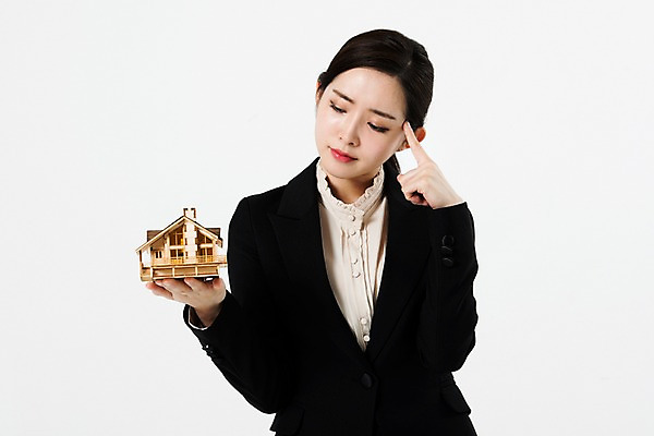 포토 JPG 스튜디오촬영 여자 비즈니스 부동산 주택 실내 한명 서기 들기 누끼 사람 정장 상반신 20대 성인 앞모습 금융 모형 한국인 비즈니스우먼 고민 흰배경 대출 성인여자한명만 국내포토 1 옷 감정 뷰포인트 백그라운드 모션 동양인 청년 내부 건물 경제 흰색 직장인 재산 여자한명만 성인여자만 파일형식