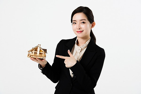 포토 JPG 스튜디오촬영 여자 비즈니스 부동산 주택 한명 서기 미소 누끼 사람 정장 손짓 상반신 20대 성인 앞모습 금융 모형 한국인 가리킴 비즈니스우먼 흰배경 대출 성인여자한명만 국내포토 1 옷 뷰포인트 백그라운드 모션 실내 표정 동양인 청년 건물 경제 흰색 직장인 재산 여자한명만 성인여자만 파일형식