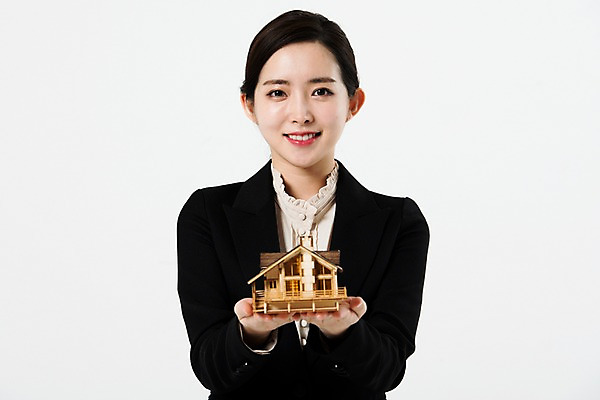 포토 JPG 스튜디오촬영 여자 비즈니스 부동산 주택 실내 한명 서기 미소 들기 누끼 사람 정장 상반신 20대 성인 앞모습 금융 모형 한국인 비즈니스우먼 흰배경 내집마련 대출 성인여자한명만 국내포토 1 옷 뷰포인트 백그라운드 모션 표정 동양인 청년 내부 건물 경제 흰색 직장인 재산 여자한명만 성인여자만 파일형식