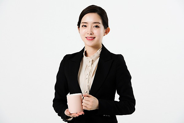 포토 JPG 스튜디오촬영 여자 비즈니스 실내 따뜻함 한명 서기 미소 들기 누끼 사람 정장 상반신 20대 성인 앞모습 한국인 머그컵 비즈니스우먼 흰배경 성인여자한명만 국내포토 1 옷 뷰포인트 백그라운드 모션 표정 동양인 청년 내부 컵 흰색 직장인 여자한명만 성인여자만 파일형식