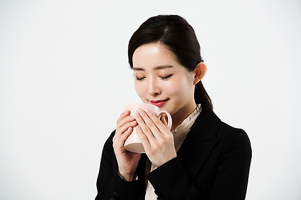 포토 JPG 스튜디오촬영 여자 비즈니스 실내 따뜻함 한명 서기 미소 들기 누끼 사람 정장 상반신 20대 성인 앞모습 눈감음 한국인 머그컵 비즈니스우먼 흰배경 성인여자한명만 국내포토 1 옷 뷰포인트 백그라운드 모션 표정 동양인 청년 내부 컵 흰색 직장인 여자한명만 성인여자만 파일형식