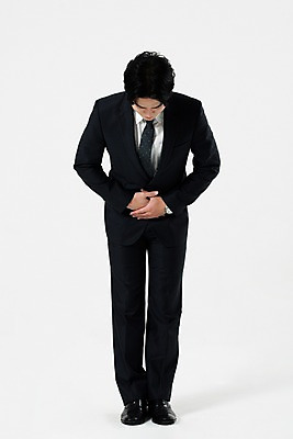 포토 JPG 스튜디오촬영 전신 남자 비즈니스 실내 한명 서기 누끼 사람 정장 20대 성인 앞모습 한국인 예절 인사 비즈니스맨 흰배경 손모으기 성인남자한명만 국내포토 1 옷 뷰포인트 백그라운드 모션 동양인 손짓 청년 내부 흰색 직장인 남자한명만 성인남자만 파일형식