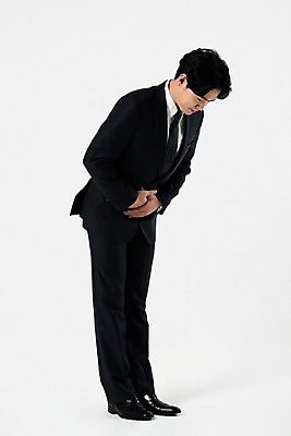 포토 JPG 스튜디오촬영 전신 남자 비즈니스 실내 한명 서기 누끼 사람 정장 20대 성인 옆모습 한국인 예절 인사 비즈니스맨 흰배경 손모으기 예의범절 성인남자한명만 국내포토 1 옷 뷰포인트 백그라운드 모션 동양인 손짓 청년 내부 흰색 직장인 남자한명만 성인남자만 파일형식