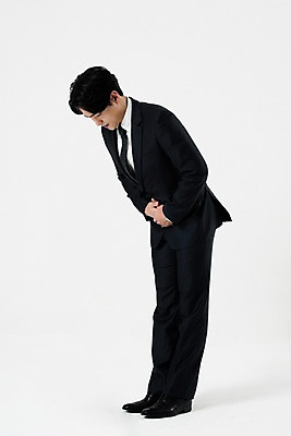 포토 JPG 스튜디오촬영 전신 남자 비즈니스 실내 한명 서기 누끼 사람 정장 20대 성인 옆모습 한국인 예절 인사 비즈니스맨 흰배경 성인남자한명만 국내포토 1 옷 뷰포인트 백그라운드 모션 동양인 청년 내부 흰색 직장인 남자한명만 성인남자만 파일형식