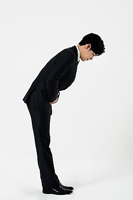 포토 JPG 스튜디오촬영 전신 남자 비즈니스 한명 서기 누끼 사람 정장 20대 성인 옆모습 한국인 예절 인사 비즈니스맨 흰배경 성인남자한명만 국내포토 1 옷 뷰포인트 백그라운드 모션 실내 동양인 청년 흰색 직장인 남자한명만 성인남자만 파일형식