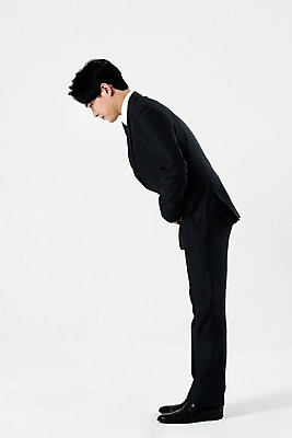 포토 JPG 스튜디오촬영 전신 남자 비즈니스 실내 한명 서기 누끼 정장 20대 성인 옆모습 한국인 예절 인사 비즈니스맨 흰배경 성인남자한명만 국내포토 1 옷 뷰포인트 백그라운드 모션 사람 동양인 청년 내부 흰색 직장인 남자한명만 성인남자만 파일형식