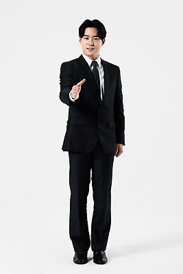 포토 JPG 스튜디오촬영 전신 남자 비즈니스 악수 실내 한명 서기 웃음 누끼 사람 정장 20대 성인 앞모습 한국인 비즈니스맨 흰배경 긍정 성인남자한명만 국내포토 1 옷 뷰포인트 백그라운드 컨셉 모션 표정 동양인 손짓 청년 내부 흰색 직장인 남자한명만 성인남자만 파일형식