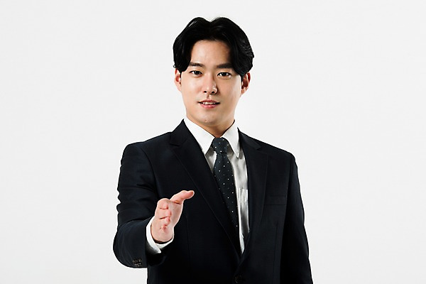 포토 JPG 스튜디오촬영 남자 비즈니스 악수 실내 한명 서기 미소 누끼 정장 상반신 20대 성인 앞모습 한국인 비즈니스맨 손내밀기 흰배경 긍정 성인남자한명만 국내포토 1 옷 뷰포인트 백그라운드 컨셉 모션 표정 사람 동양인 손짓 청년 내부 흰색 직장인 남자한명만 성인남자만 파일형식