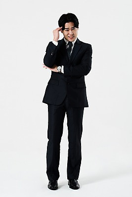 포토 JPG 스튜디오촬영 전신 남자 생각 비즈니스 실내 한명 서기 누끼 사람 정장 20대 성인 앞모습 한국인 비즈니스맨 고민 흰배경 성인남자한명만 국내포토 1 옷 감정 뷰포인트 백그라운드 모션 동양인 청년 내부 흰색 직장인 남자한명만 성인남자만 파일형식