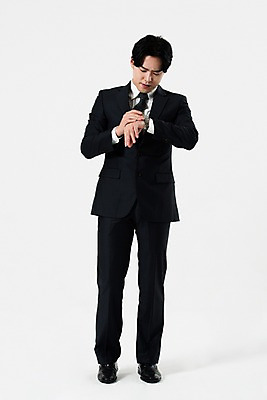 포토 JPG 스튜디오촬영 전신 남자 비즈니스 실내 한명 서기 누끼 사람 정장 20대 성인 앞모습 한국인 시간 비즈니스맨 손목시계 확인 고민 흰배경 시계보기 성인남자한명만 국내포토 1 옷 감정 뷰포인트 시계 백그라운드 장신구 모션 동양인 청년 내부 흰색 직장인 남자한명만 성인남자만 파일형식