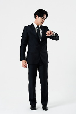 포토 JPG 스튜디오촬영 전신 응시 남자 비즈니스 실내 한명 서기 누끼 사람 20대 성인 앞모습 한국인 시간 비즈니스맨 손목시계 확인 고민 흰배경 시계보기 성인남자한명만 국내포토 1 시선 감정 뷰포인트 시계 백그라운드 장신구 모션 동양인 청년 내부 흰색 직장인 남자한명만 성인남자만 파일형식